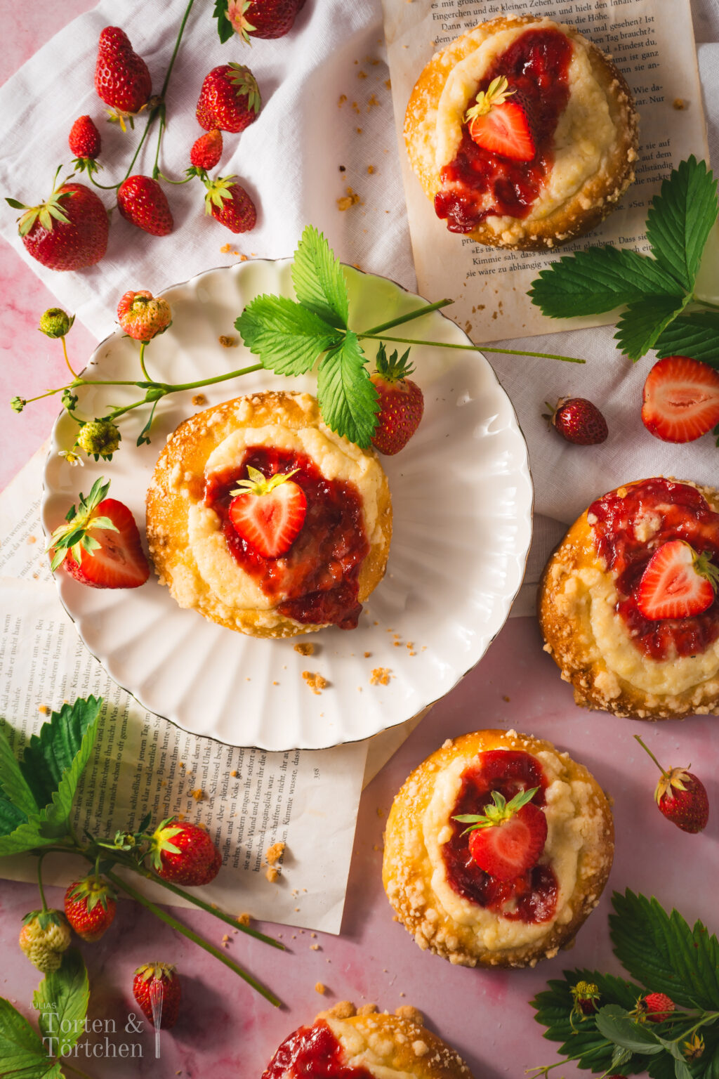 Eine einfache und schnelle Rezeptidee für ca. 12 fluffige Erdbeer Cheesecake Vatrushka, gefüllt mit cremigem Frischkäse und fruchtiger Erdbeermarmelade. Die in diesem Rezept etwas abgewandelten traditionell osteuropäischen Quarkteilchen sind perfekt für eine Kaffeerunde, werden aber auch gerne zum Frühstück gegessen. #Vatrushka #Erdbeeren #Hefeteig #Quarkteilchen #Backen #Rezept