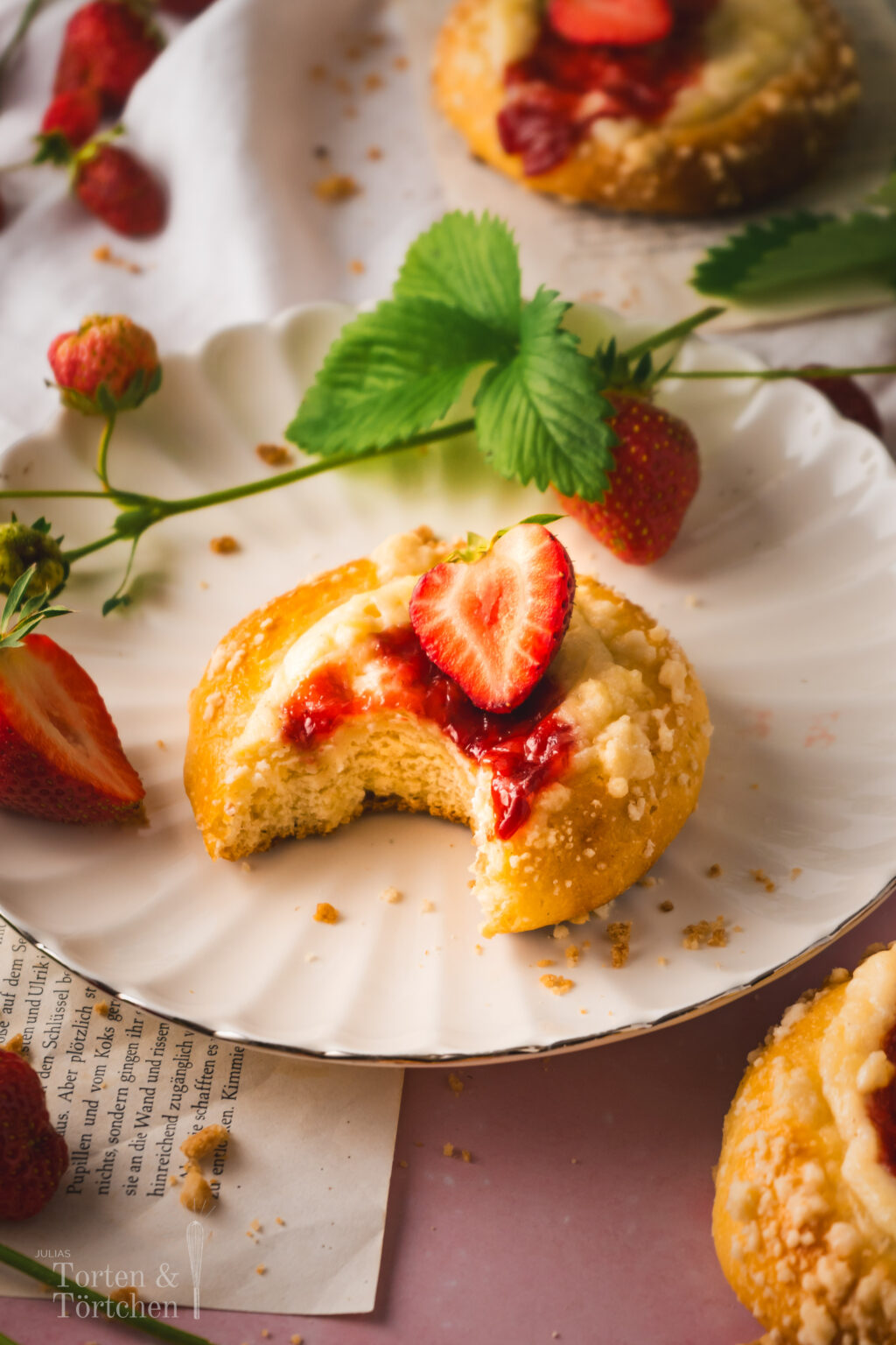 Eine einfache und schnelle Rezeptidee für ca. 12 fluffige Erdbeer Cheesecake Vatrushka, gefüllt mit cremigem Frischkäse und fruchtiger Erdbeermarmelade. Die in diesem Rezept etwas abgewandelten traditionell osteuropäischen Quarkteilchen sind perfekt für eine Kaffeerunde, werden aber auch gerne zum Frühstück gegessen. #Vatrushka #Erdbeeren #Hefeteig #Quarkteilchen #Backen #Rezept