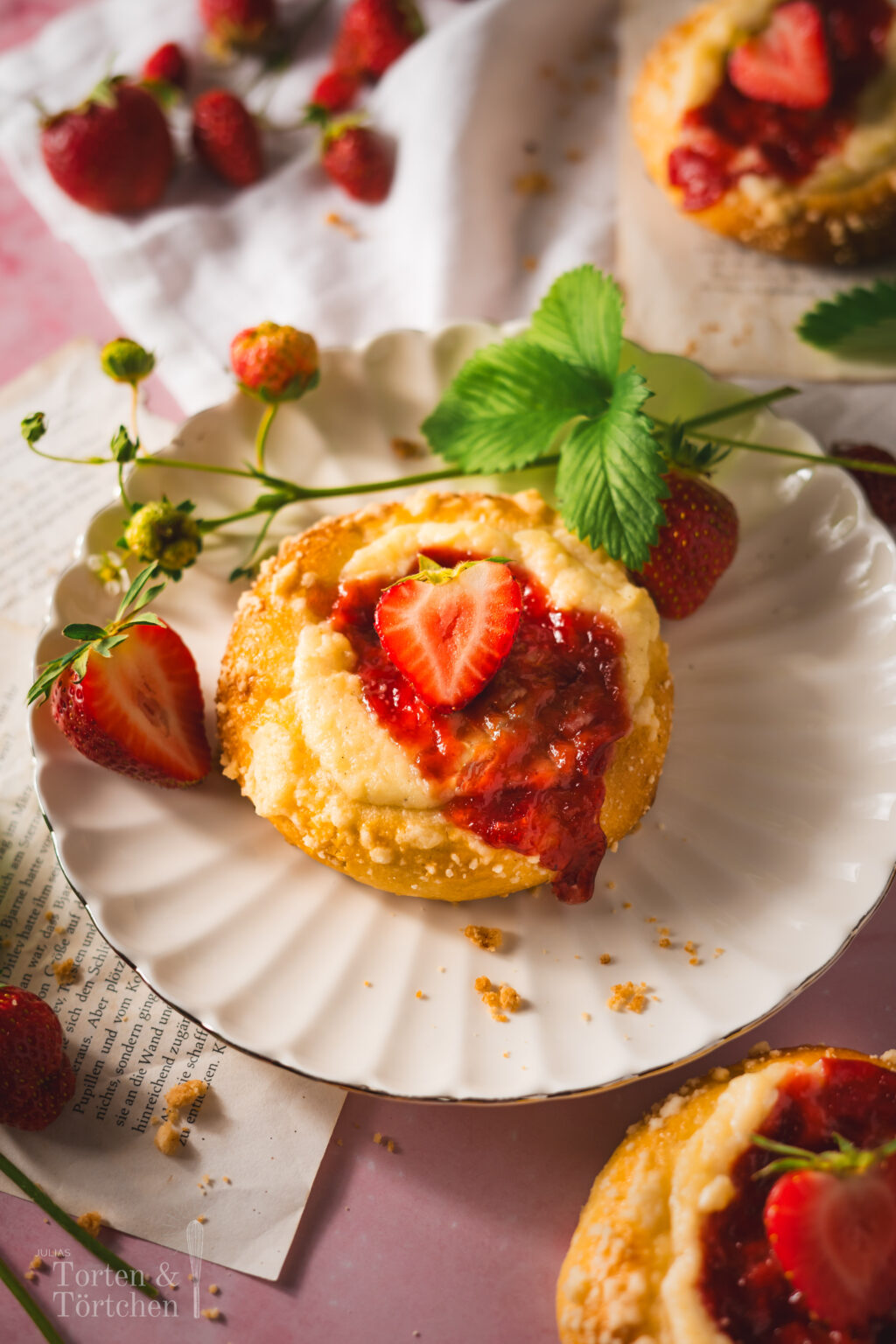 Eine einfache und schnelle Rezeptidee für ca. 12 fluffige Erdbeer Cheesecake Vatrushka, gefüllt mit cremigem Frischkäse und fruchtiger Erdbeermarmelade. Die in diesem Rezept etwas abgewandelten traditionell osteuropäischen Quarkteilchen sind perfekt für eine Kaffeerunde, werden aber auch gerne zum Frühstück gegessen. #Vatrushka #Erdbeeren #Hefeteig #Quarkteilchen #Backen #Rezept