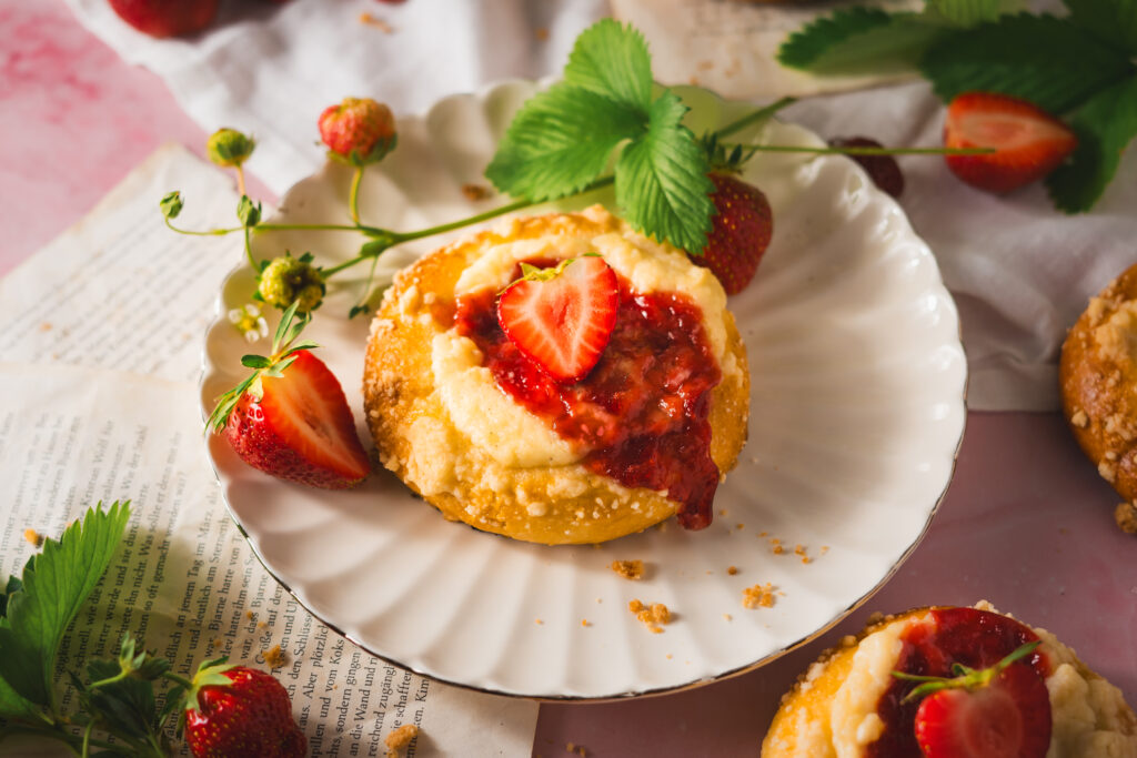 Eine einfache und schnelle Rezeptidee für ca. 12 fluffige Erdbeer Cheesecake Vatrushka, gefüllt mit cremigem Frischkäse und fruchtiger Erdbeermarmelade. Die in diesem Rezept etwas abgewandelten traditionell osteuropäischen Quarkteilchen sind perfekt für eine Kaffeerunde, werden aber auch gerne zum Frühstück gegessen. #Vatrushka #Erdbeeren #Hefeteig #Quarkteilchen #Backen #Rezept