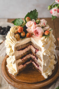 Eine elegante Lambeth Torte mit zarten Earl Grey Böden, gefüllt mit Mascarpone Creme und Brombeerkompott. Die Torte ist in Buttercreme eingestrichen und nach der Lambeth-Methode dekoriert. Perfekt für besondere Anlässe oder einfach zum Genießen. #Lambeth #Tortendekoration #EarlGrey #Rezept #Torte