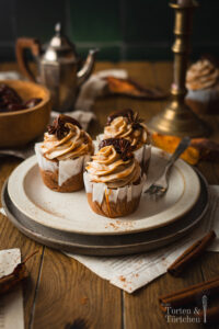 Diese Dattel Chai Cupcakes vereinen den süßen Geschmack von Datteln mit wärmenden Chai-Gewürzen und einer samtigen Mascarpone-Creme. Abgerundet mit selbstgemachter Zimt-Karamellsauce und dekoriert mit Sternanis, sind sie das perfekte Gebäck für die Herbst- und Winterzeit. #Cupcakes #Backen #Herbstkuchen #BackenimHerbst #Rezept #Backblog