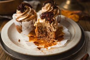 Diese Dattel Chai Cupcakes vereinen den süßen Geschmack von Datteln mit wärmenden Chai-Gewürzen und einer samtigen Mascarpone-Creme. Abgerundet mit selbstgemachter Zimt-Karamellsauce und dekoriert mit Sternanis, sind sie das perfekte Gebäck für die Herbst- und Winterzeit. #Cupcakes #Backen #Herbstkuchen #BackenimHerbst #Rezept #Backblog