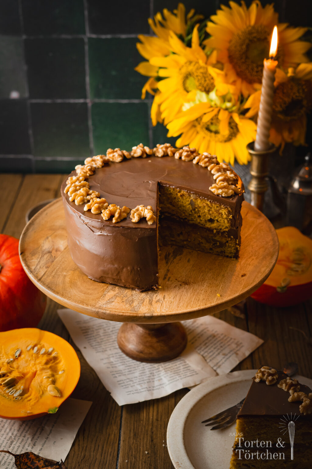 Ein einfaches Rezept für einen herbstlichen rustikalen mit Zimt, Muskat und Orange gewürzten Kürbiskuchen verfeinert mit Nüssen und mit einer samtigen herben Schokoladenganache, die die Zimtnoten der Pumpkin Spice Böden perfekt komplementiert. #herbstkuchen #herbstrezepte #pumpkinspice #kürbis #rezepte #backen