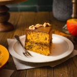 Ein einfaches Rezept für einen herbstlichen rustikalen mit Zimt, Muskat und Orange gewürzten Kürbiskuchen verfeinert mit Nüssen und mit einer samtigen herben Schokoladenganache, die die Zimtnoten der Pumpkin Spice Böden perfekt komplementiert. #herbstkuchen #herbstrezepte #pumpkinspice #kürbis #rezepte #backen