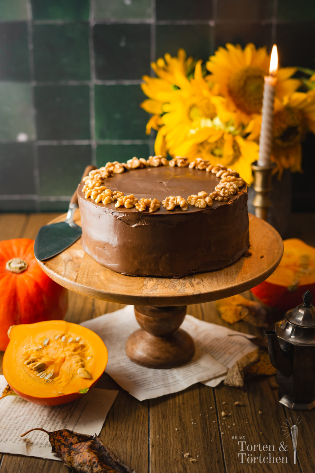 Ein einfaches Rezept für einen herbstlichen rustikalen mit Zimt, Muskat und Orange gewürzten Kürbiskuchen verfeinert mit Nüssen und mit einer samtigen herben Schokoladenganache, die die Zimtnoten der Pumpkin Spice Böden perfekt komplementiert. #herbstkuchen #herbstrezepte #pumpkinspice #kürbis #rezepte #backen