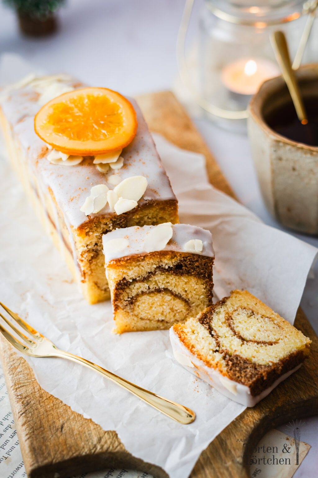 Ein super einfaches Rezept für einen saftigen Zimtschnecken Kastenkuchen mit einem buttrigen Rührteig als Grundlage und einem winterlichen Zimtswirl im Marmorkuchen Style in der Mitte. Dazu noch eine großzügige Zimtsirup Tränke. So einfach und doch raffiniert ist dieser zimtige Kastenkuchen in der Weihnachtszeit gebacken! #backen #weihnachtsbäckerei #Zimtschnecken #kastenkuchen