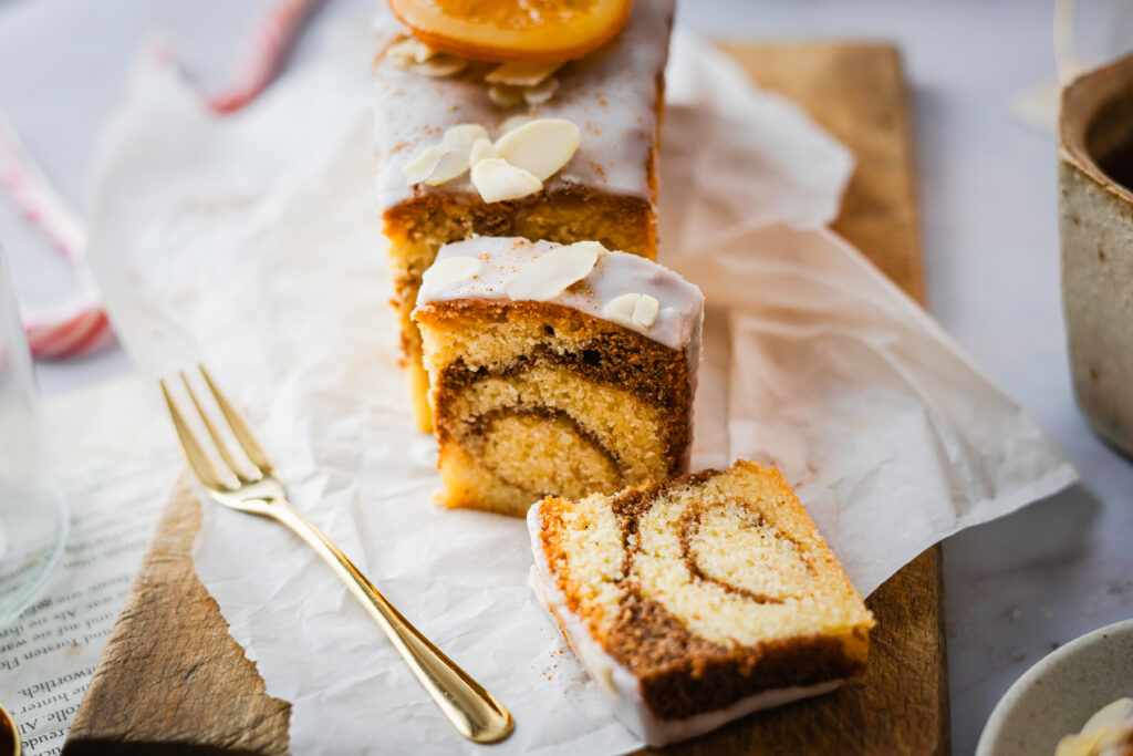 Ein super einfaches Rezept für einen saftigen Zimtschnecken Kastenkuchen mit einem buttrigen Rührteig als Grundlage und einem winterlichen Zimtswirl im Marmorkuchen Style in der Mitte. Dazu noch eine großzügige Zimtsirup Tränke. So einfach und doch raffiniert ist dieser zimtige Kastenkuchen in der Weihnachtszeit gebacken! #backen #weihnachtsbäckerei #Zimtschnecken #kastenkuchen