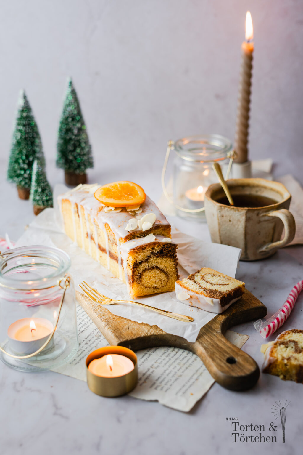 Ein super einfaches Rezept für einen saftigen Zimtschnecken Kastenkuchen mit einem buttrigen Rührteig als Grundlage und einem winterlichen Zimtswirl im Marmorkuchen Style in der Mitte. Dazu noch eine großzügige Zimtsirup Tränke. So einfach und doch raffiniert ist dieser zimtige Kastenkuchen in der Weihnachtszeit gebacken! #backen #weihnachtsbäckerei #Zimtschnecken #kastenkuchen