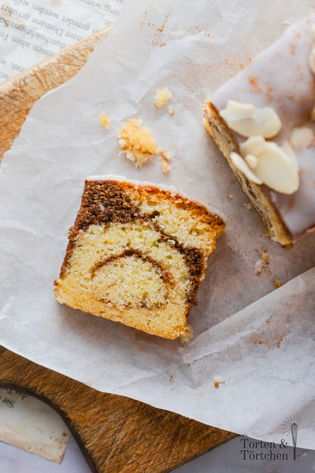 Ein super einfaches Rezept für einen saftigen Zimtschnecken Kastenkuchen mit einem buttrigen Rührteig als Grundlage und einem winterlichen Zimtswirl im Marmorkuchen Style in der Mitte. Dazu noch eine großzügige Zimtsirup Tränke. So einfach und doch raffiniert ist dieser zimtige Kastenkuchen in der Weihnachtszeit gebacken! #backen #weihnachtsbäckerei #Zimtschnecken #kastenkuchen