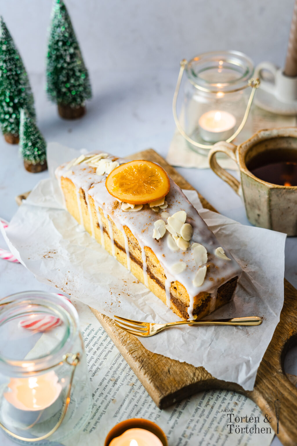 Ein super einfaches Rezept für einen saftigen Zimtschnecken Kastenkuchen mit einem buttrigen Rührteig als Grundlage und einem winterlichen Zimtswirl im Marmorkuchen Style in der Mitte. Dazu noch eine großzügige Zimtsirup Tränke. So einfach und doch raffiniert ist dieser zimtige Kastenkuchen in der Weihnachtszeit gebacken! #backen #weihnachtsbäckerei #Zimtschnecken #kastenkuchen