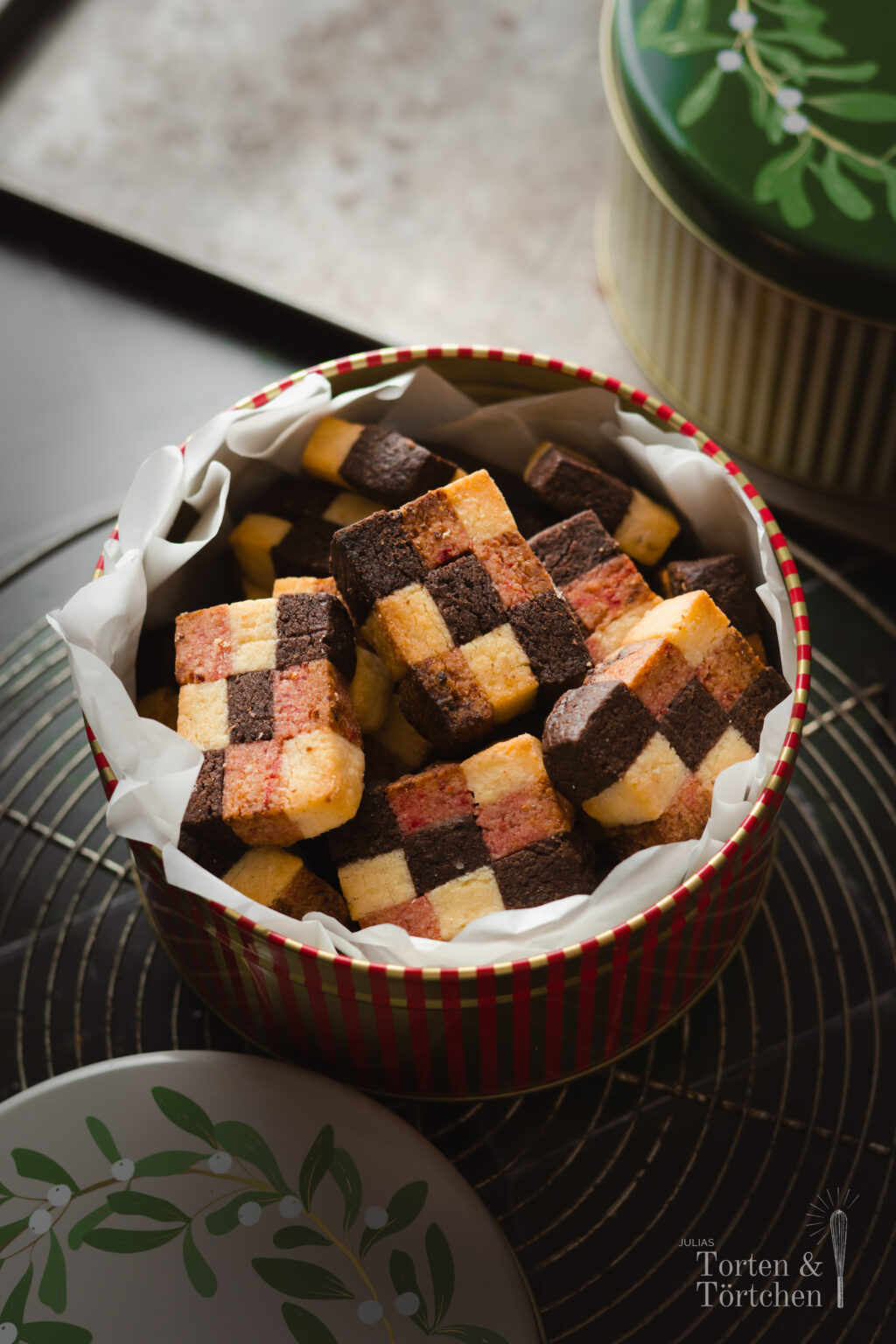 Ein kreatives Rezept für ein paar unglaublich hübsche Weihnachtsplätzchen im neapolitanischen Schachbrettmuster mit Vanille, Schoko und Erdbeerteig. Diese Kekse werten nicht nur jede Plätzchendose in der Weihnachtszeit auf, sie machen auch noch super viel Spaß sie zu backen! #Weihnachtsplätzchen #Keksdose #backen #Rezept #Kekse #Weihnachtskekse