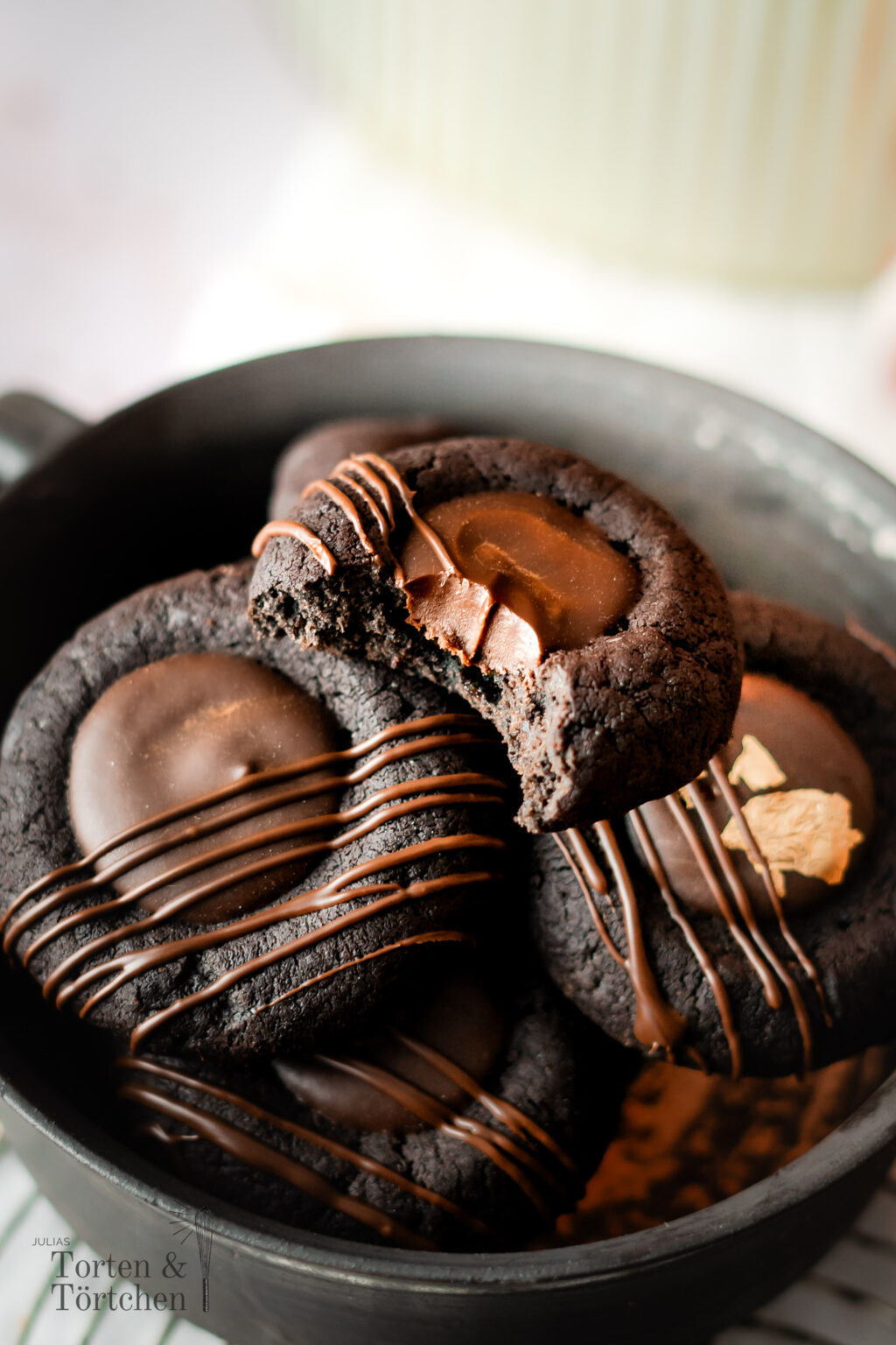 Diese Schoko-Orangen Thumbprint Cookies vereinen feine Zartbitterschokolade mit der fruchtigen Frische kandierter Orangenschalen. Gefüllt mit einer cremigen Ganache und dekoriert mit edler Schokolade sind sie ein Highlight für jeden Plätzchenteller und perfekt für die Weihnachtszeit. Einfach in der Zubereitung und beeindruckend im Geschmack – diese Plätzchen sind ein Muss für alle Schokoladenliebhaber! #Weihnachtsplätzchen #Schokocookies #Weihnachtsbäckerei #Thumbprintcookies #weihnachten #backe #Rezept