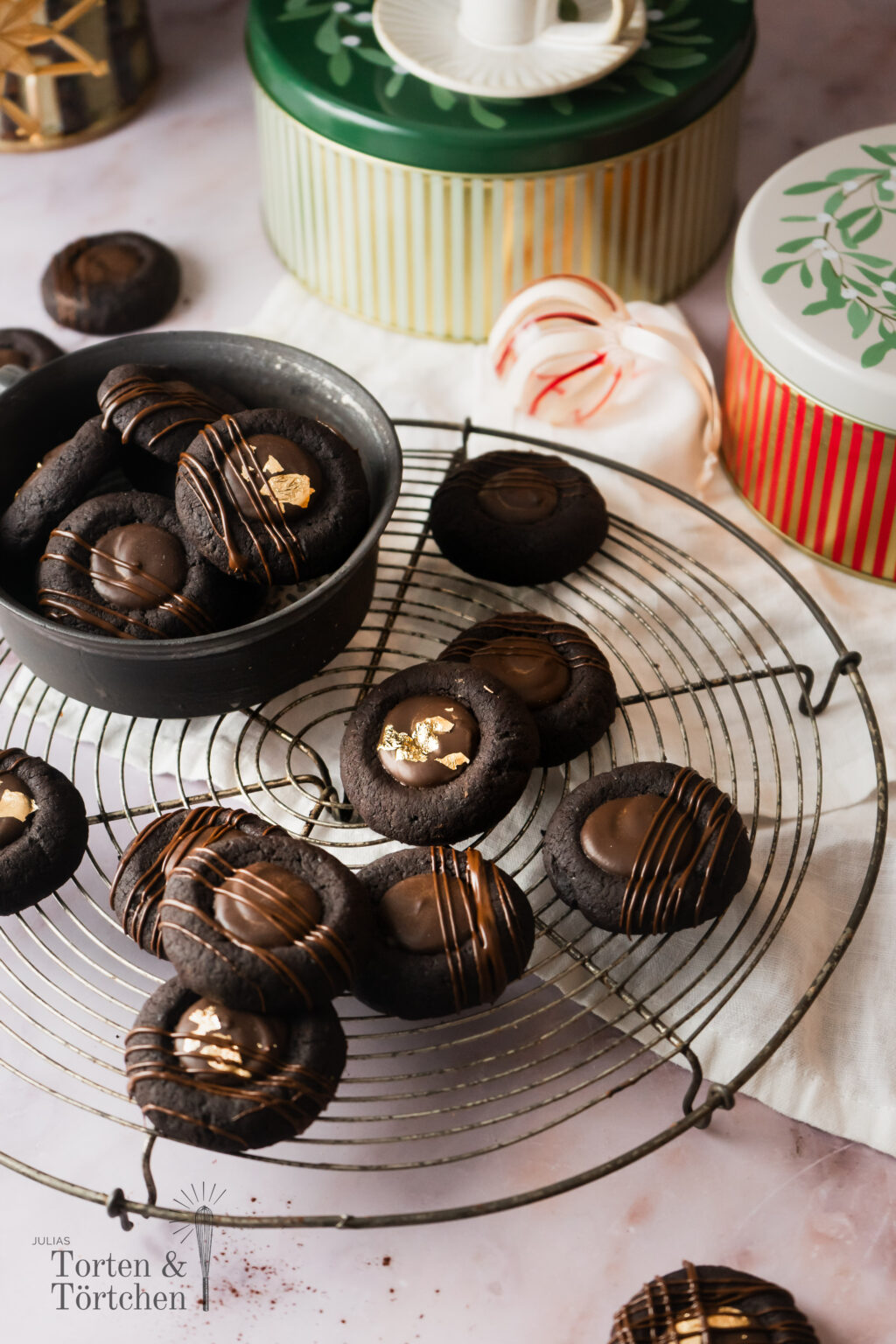 Diese Schoko-Orangen Thumbprint Cookies vereinen feine Zartbitterschokolade mit der fruchtigen Frische kandierter Orangenschalen. Gefüllt mit einer cremigen Ganache und dekoriert mit edler Schokolade sind sie ein Highlight für jeden Plätzchenteller und perfekt für die Weihnachtszeit. Einfach in der Zubereitung und beeindruckend im Geschmack – diese Plätzchen sind ein Muss für alle Schokoladenliebhaber! #Weihnachtsplätzchen #Schokocookies #Weihnachtsbäckerei #Thumbprintcookies #weihnachten #backe #Rezept