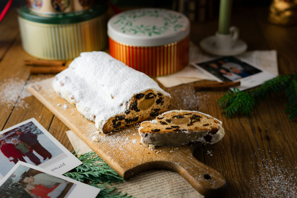 Ein Rezept für die Weihnachtsbäckerei! Dieser Christstollen wird durch die Zubereitung eines Zwillingsteiges super aromatisch und gleichzeitig saftig und locker! Dazu komme dann hochwertige Trockenfrüchte und kandierte Zitrusschalen, damit ist dieser Marzipanstollen wirklich ein Leckerbissen in der Weihachtszeit! #Christstollen #Marzipanstollen #Stollen #Weihnachtsbäckerei #Backen #Rezept
