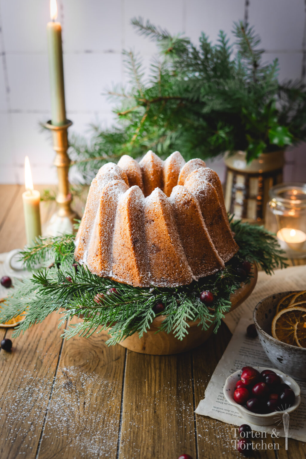 Ein einfaches und dennoch festliches Rezept für einen super aromatischen Weihachtsgugelhupf, der nicht nur einfach Orangenschale in seinem Teig verbirgt, sondern auch geschmackvolle kandierte Orangen und eine feine Rumnote. Perfekt wird er dann durch eine ausgiebige Tränke in seiner Rum Glasur, die alle Aromen einschließt und den Gugelhupf super saftig macht. #Weihnachtsrezepte #Weihnachtsbäckerei #Gugelhupf #Rezept #Backen #Weihnachtsmenü