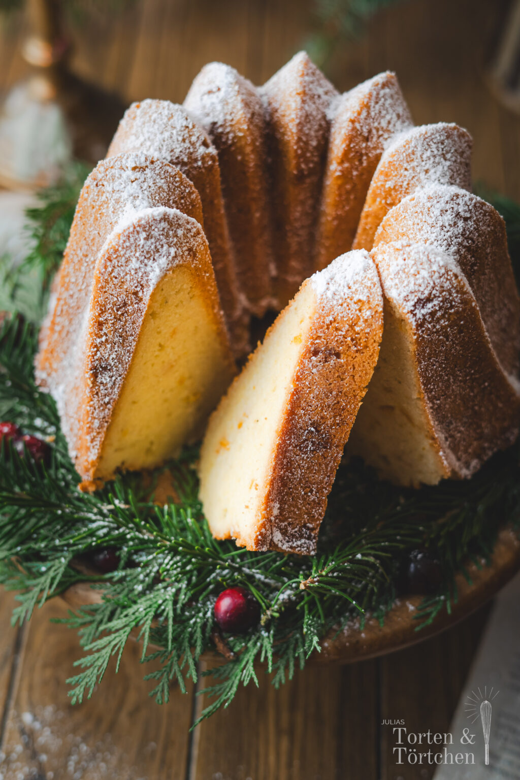 Ein einfaches und dennoch festliches Rezept für einen super aromatischen Weihachtsgugelhupf, der nicht nur einfach Orangenschale in seinem Teig verbirgt, sondern auch geschmackvolle kandierte Orangen und eine feine Rumnote. Perfekt wird er dann durch eine ausgiebige Tränke in seiner Rum Glasur, die alle Aromen einschließt und den Gugelhupf super saftig macht. #Weihnachtsrezepte #Weihnachtsbäckerei #Gugelhupf #Rezept #Backen #Weihnachtsmenü