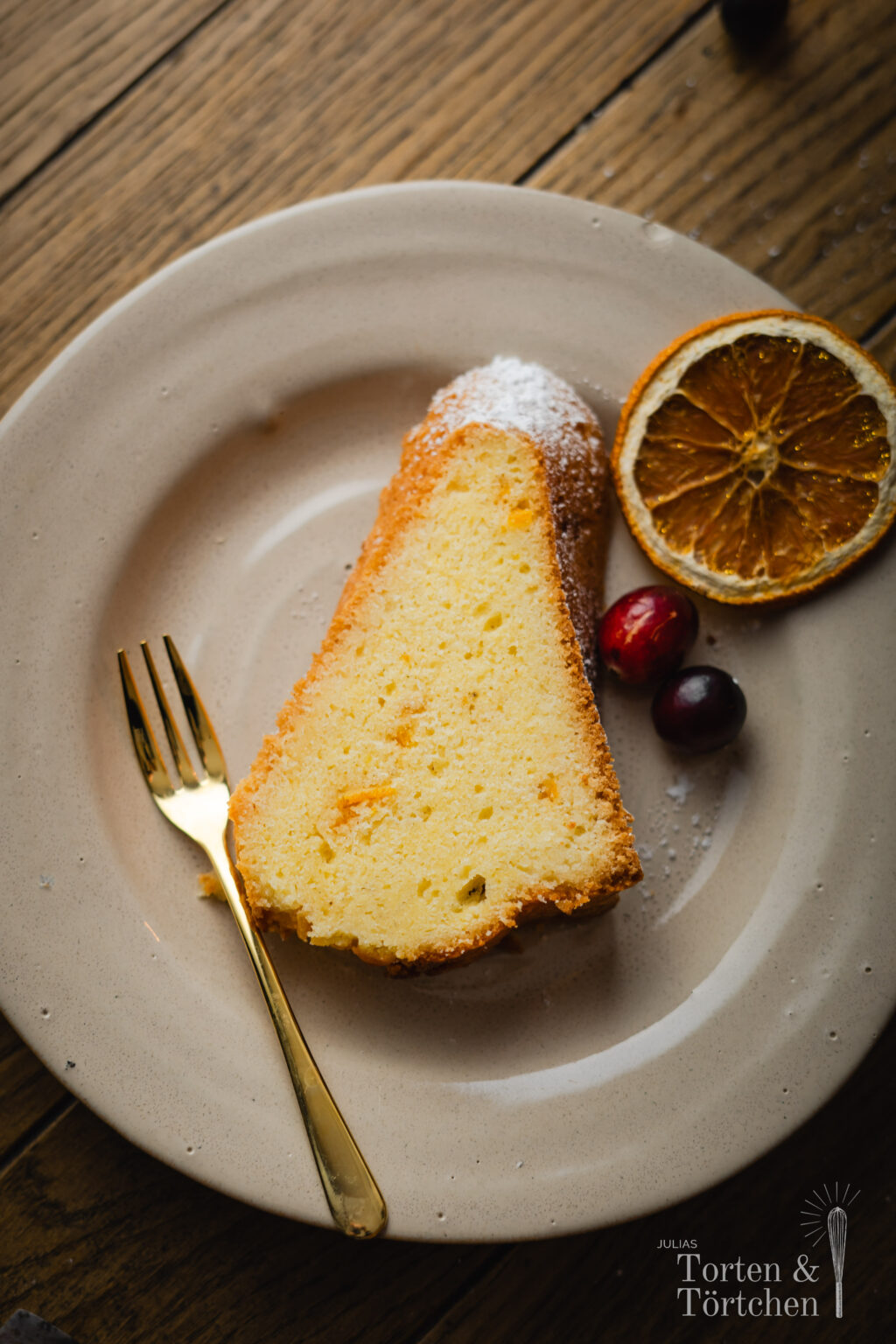 Ein einfaches und dennoch festliches Rezept für einen super aromatischen Weihachtsgugelhupf, der nicht nur einfach Orangenschale in seinem Teig verbirgt, sondern auch geschmackvolle kandierte Orangen und eine feine Rumnote. Perfekt wird er dann durch eine ausgiebige Tränke in seiner Rum Glasur, die alle Aromen einschließt und den Gugelhupf super saftig macht. #Weihnachtsrezepte #Weihnachtsbäckerei #Gugelhupf #Rezept #Backen #Weihnachtsmenü