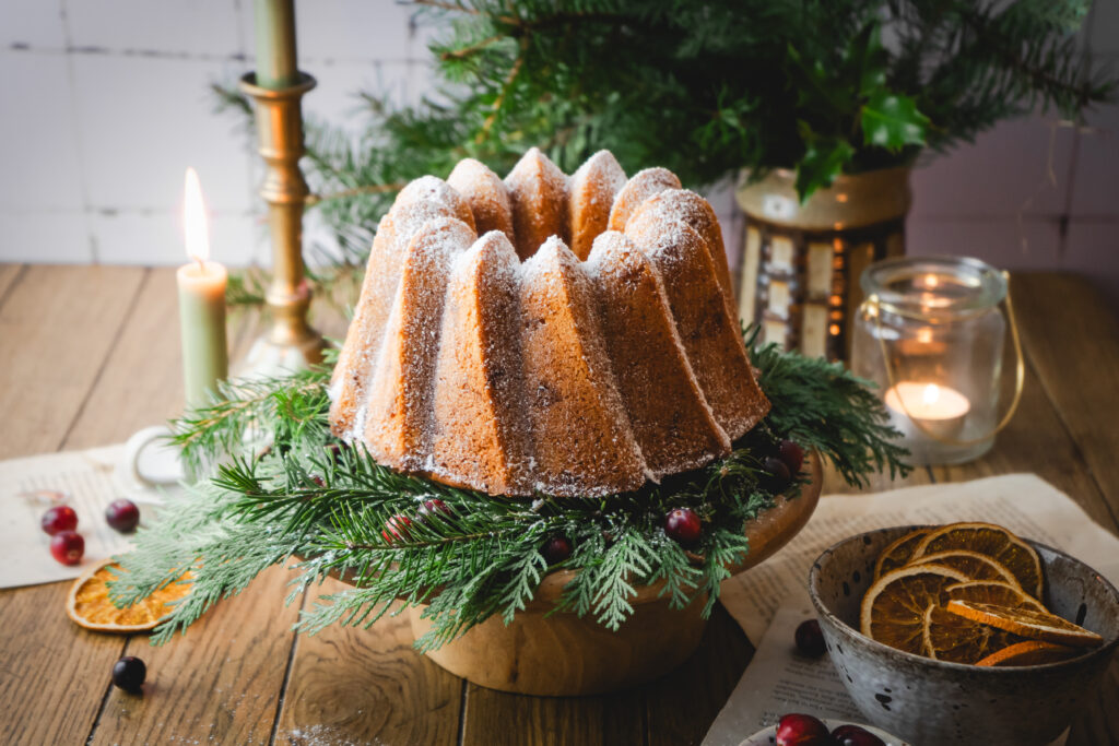 Ein einfaches und dennoch festliches Rezept für einen super aromatischen Weihachtsgugelhupf, der nicht nur einfach Orangenschale in seinem Teig verbirgt, sondern auch geschmackvolle kandierte Orangen und eine feine Rumnote. Perfekt wird er dann durch eine ausgiebige Tränke in seiner Rum Glasur, die alle Aromen einschließt und den Gugelhupf super saftig macht. #Weihnachtsrezepte #Weihnachtsbäckerei #Gugelhupf #Rezept #Backen #Weihnachtsmenü