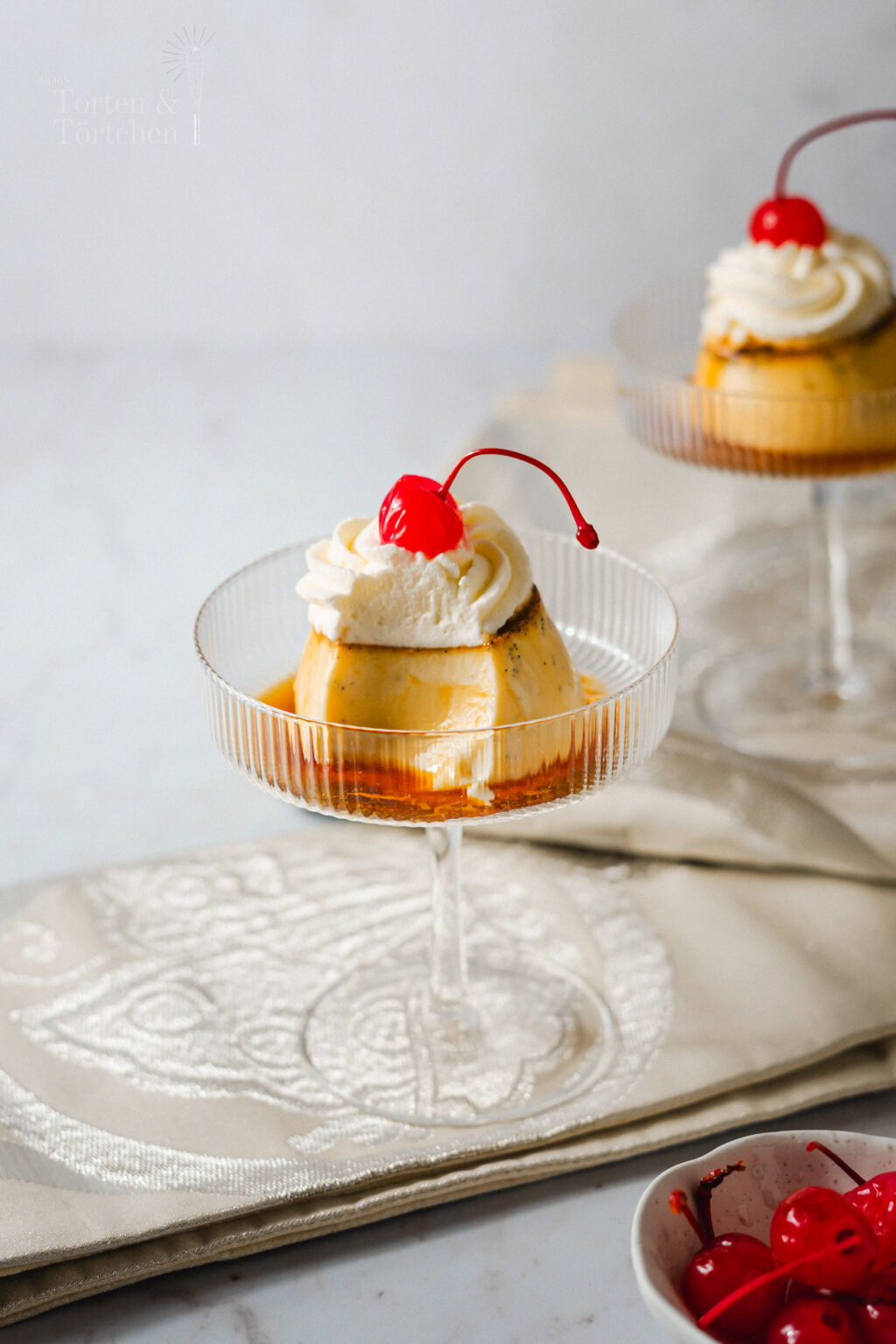 Japanischer Purin – der perfekte Karamellpudding aus Japan 🇯🇵✨ Dieser cremige, seidige Pudding mit einer leicht herben Karamellsauce ist ein Klassiker der japanischen Desserts. Hergestellt aus wenigen Zutaten wie Eiern, Milch, Sahne und Zucker, überzeugt Purin mit seiner zarten Textur und feinem Aroma. Durch das Backen im Wasserbad gelingt eine besonders glatte Konsistenz, die an französische Crème Caramel erinnert. Perfekt als Nachspeise oder süße Überraschung! Jetzt das einfache Rezept entdecken und zu Hause nachmachen. 🍮💛 #Purin #JapanischeRezepte #Karamellpudding #Dessertideen #EinfachBacken