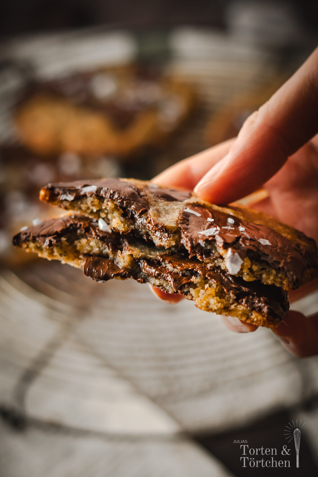 Detailliertes Rezept für meine Earl Grey Cookies mit dunkler Schokolade. Diese Chewy Cookies verbinden das blumige Aroma von Earl Grey Tee mit der herben Süße geschmolzener Schokolade. Und dabei haben sie die perfekte Konsistenz: Außen knusprig, innen chewy und extra saftig – das perfekte Rezept für Cookie-Enthusiasten! Mit Tricks für die perfekte Konsistenz und Optik. Jetzt nachbacken und diese himmlischen Cookies genießen! #CookieRezept #EarlGreyCookies #DunkleSchokolade #BackenMitTee #ChewyCookies #FoodInspo #Backliebe #PerfekteCookies #SüßesBacken #Selbstgemacht