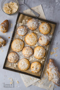 Ausgefallenes Rezept für elegante Almond Croissant Cookies. Buttriger Teig umschließt eine aromatische Mandel Frangipane Füllung, bevor alles leicht mit Puderzucker bestäubt wird. Wer Almond Croissants liebt, muss diese Cookies unbedingt ausprobieren! #Cookies #Backen #Rezept #Kekse #Frangipane #Mandel #AlmondCroissants