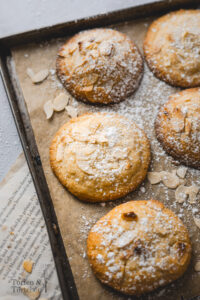 Ausgefallenes Rezept für elegante Almond Croissant Cookies. Buttriger Teig umschließt eine aromatische Mandel Frangipane Füllung, bevor alles leicht mit Puderzucker bestäubt wird. Wer Almond Croissants liebt, muss diese Cookies unbedingt ausprobieren! #Cookies #Backen #Rezept #Kekse #Frangipane #Mandel #AlmondCroissants