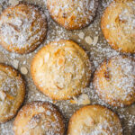 Ausgefallenes Rezept für elegante Almond Croissant Cookies. Buttriger Teig umschließt eine aromatische Mandel Frangipane Füllung, bevor alles leicht mit Puderzucker bestäubt wird. Wer Almond Croissants liebt, muss diese Cookies unbedingt ausprobieren! #Cookies #Backen #Rezept #Kekse #Frangipane #Mandel #AlmondCroissants