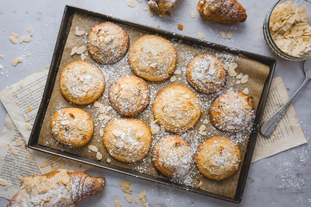 Ausgefallenes Rezept für elegante Almond Croissant Cookies. Buttriger Teig umschließt eine aromatische Mandel Frangipane Füllung, bevor alles leicht mit Puderzucker bestäubt wird. Wer Almond Croissants liebt, muss diese Cookies unbedingt ausprobieren! #Cookies #Backen #Rezept #Kekse #Frangipane #Mandel #AlmondCroissants