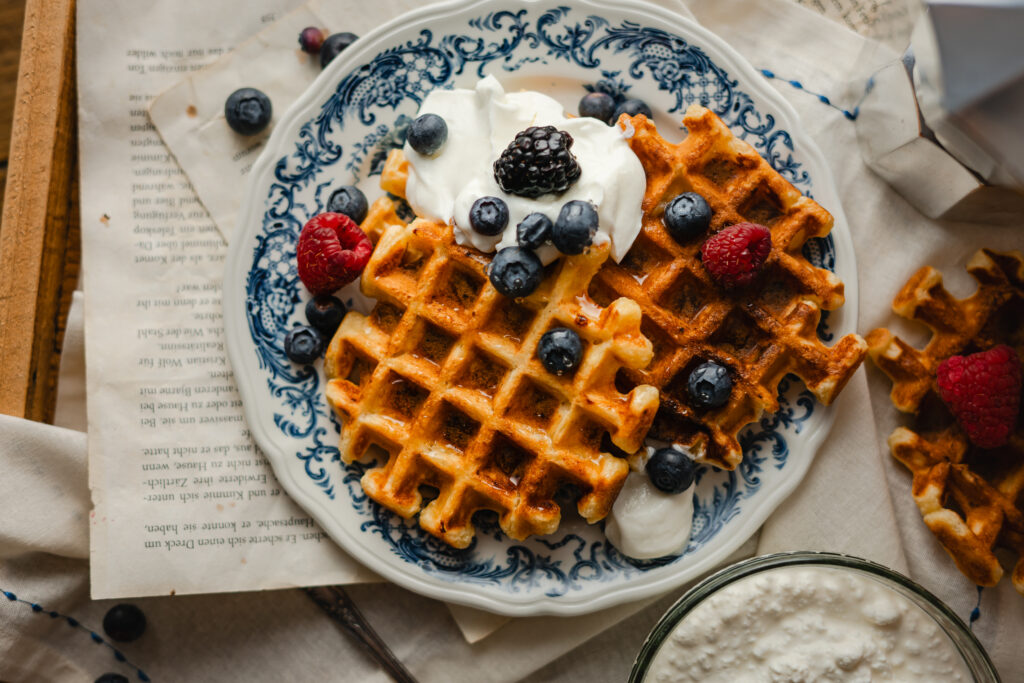 Ein einfaches proteinreiches Rezept für Hüttenkäse Waffeln. Diese Waffeln werden durch den körnigen Frischkäse nicht nur super saftig, sondern halten auch länger satt als normale Waffeln, wodurch man sie wunderbar als Snack auf die Arbeit/Schule mitnehmen kann oder sogar mit etwas griechischem Joghurt und ein paar Früchten als süßes proteinreiches Frühstück genießen kann. #Highprotein #Waffeln #Snack #Frühstück #Hüttenkäse #proteinreich #Dessert #Backen