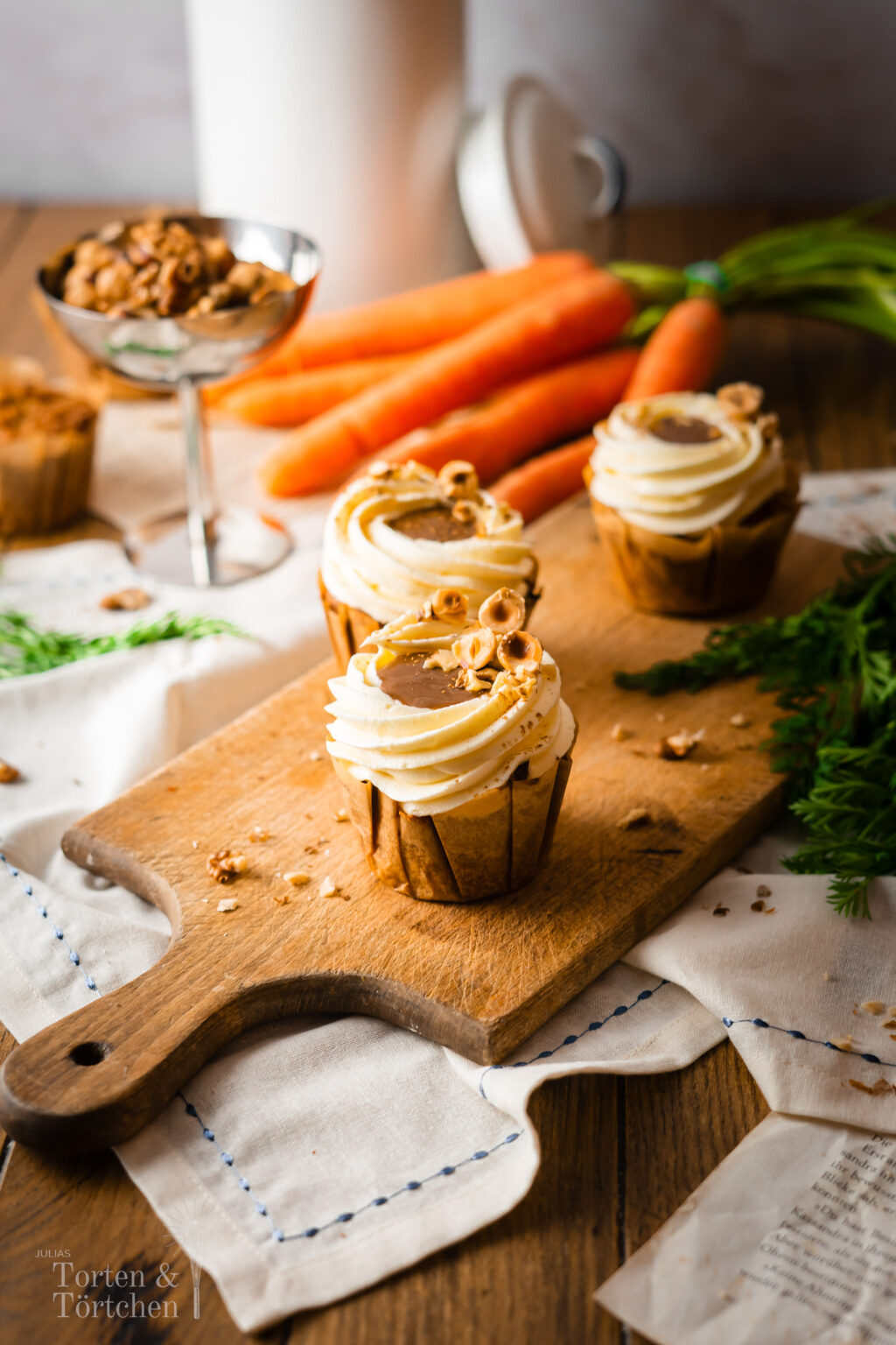 Dieses Karotten Cupcakes Rezept mit Karamellfüllung kombiniert saftigen Rührteig, aromatische Gewürze und die natürliche Süße frischer Karottenraspeln. Die gefüllten Cupcakes sind einfach zuzubereiten und bringen mit ihrer cremigen Karamellnote eine besondere Raffinesse in jedes Dessert. Ob für den Herbst, Winter oder als besonderes Highlight zum Kaffee, diese Karottenkuchen Cupcakes sind die perfekte Wahl für alle, die saftige Cupcakes mit Füllung lieben. #Karottenkuchen #Karamell #Zimt #Carrotcake #Cupcakes #Rübli #backen #Rezept