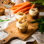 Dieses Karotten Cupcakes Rezept mit Karamellfüllung kombiniert saftigen Rührteig, aromatische Gewürze und die natürliche Süße frischer Karottenraspeln. Die gefüllten Cupcakes sind einfach zuzubereiten und bringen mit ihrer cremigen Karamellnote eine besondere Raffinesse in jedes Dessert. Ob für den Herbst, Winter oder als besonderes Highlight zum Kaffee, diese Karottenkuchen Cupcakes sind die perfekte Wahl für alle, die saftige Cupcakes mit Füllung lieben. #Karottenkuchen #Karamell #Zimt #Carrotcake #Cupcakes #Rübli #backen #Rezept