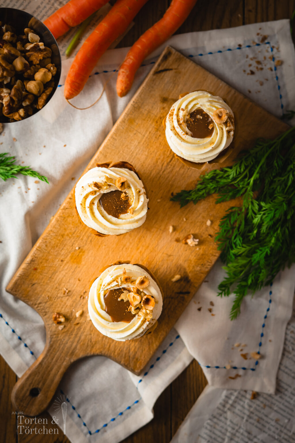 Dieses Karotten Cupcakes Rezept mit Karamellfüllung kombiniert saftigen Rührteig, aromatische Gewürze und die natürliche Süße frischer Karottenraspeln. Die gefüllten Cupcakes sind einfach zuzubereiten und bringen mit ihrer cremigen Karamellnote eine besondere Raffinesse in jedes Dessert. Ob für den Herbst, Winter oder als besonderes Highlight zum Kaffee, diese Karottenkuchen Cupcakes sind die perfekte Wahl für alle, die saftige Cupcakes mit Füllung lieben. #Karottenkuchen #Karamell #Zimt #Carrotcake #Cupcakes #Rübli #backen #Rezept