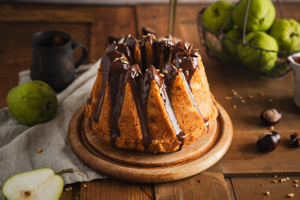 Dieses Rezept für einen Birne-Chai-Gugelhupf kombiniert saftige Birnenspalten mit würzigem Chai, Zimt und knusprigem Krokant zu einem aromatischen Herbstkuchen, der nicht nur optisch, sondern auch geschmacklich überzeugt. Ein unkompliziertes, aber raffiniertes Rezept für gemütliche Nachmittage. #Birnenrezepte #Birnenkuchen #Chai #Gugelhupf #Herbstbacken #Herbstkuchen