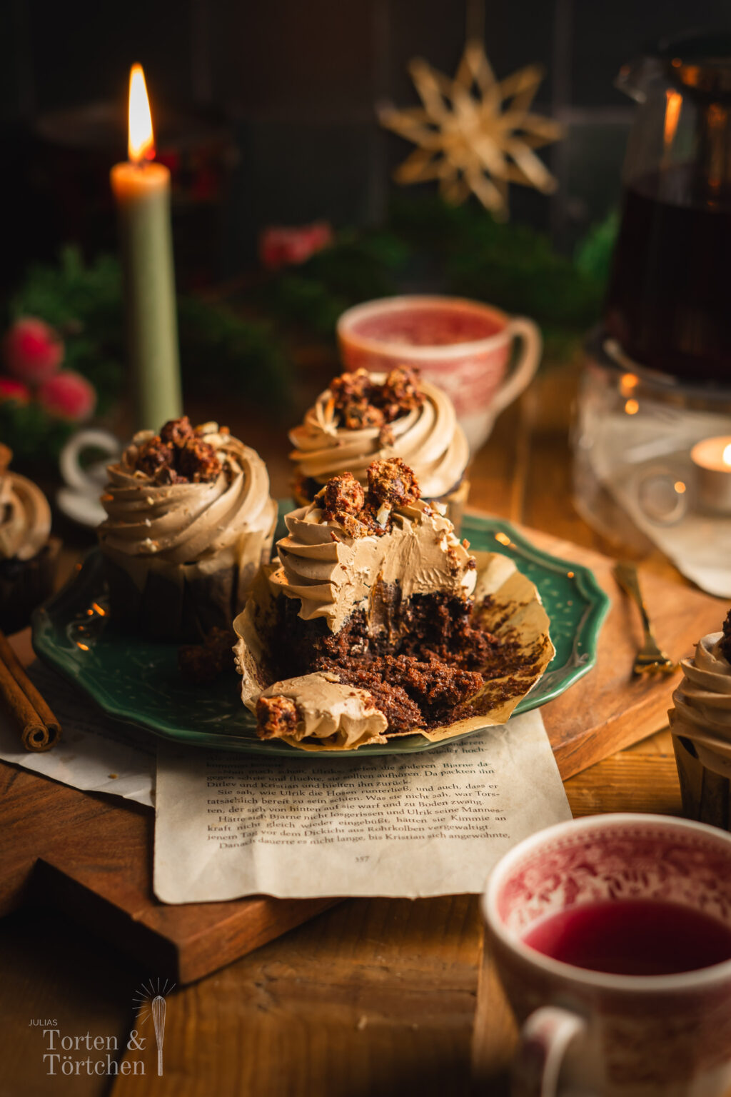 Rezept für winterliche Nougat Cupcakes mit einem saftigen Schokoladenmuffin mit Malzbier, einer Füllung aus Nougat, feiner Orangenschale und aromatischem Lebkuchengewürz und einer seidigen Nougatcreme fürs Topping. Perfekt für die Weihnachtsbäckerei und Adventszeit. #backen #Weichnachten #Weihnachtsbäckerei #Cupcakes #Nougat