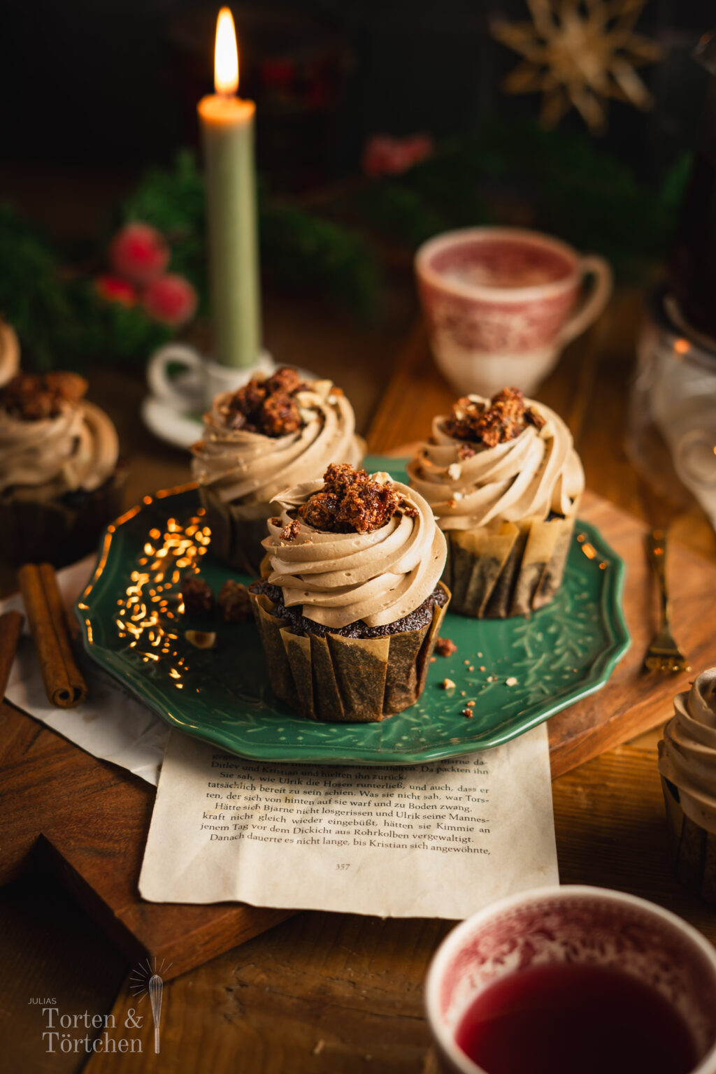 Rezept für winterliche Nougat Cupcakes mit einem saftigen Schokoladenmuffin mit Malzbier, einer Füllung aus Nougat, feiner Orangenschale und aromatischem Lebkuchengewürz und einer seidigen Nougatcreme fürs Topping. Perfekt für die Weihnachtsbäckerei und Adventszeit. #backen #Weichnachten #Weihnachtsbäckerei #Cupcakes #Nougat