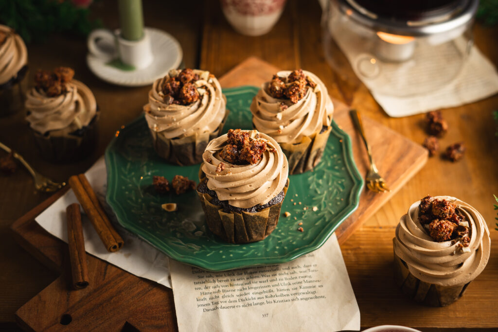 Rezept für winterliche Nougat Cupcakes mit einem saftigen Schokoladenmuffin mit Malzbier, einer Füllung aus Nougat, feiner Orangenschale und aromatischem Lebkuchengewürz und einer seidigen Nougatcreme fürs Topping. Perfekt für die Weihnachtsbäckerei und Adventszeit. #backen #Weichnachten #Weihnachtsbäckerei #Cupcakes #Nougat