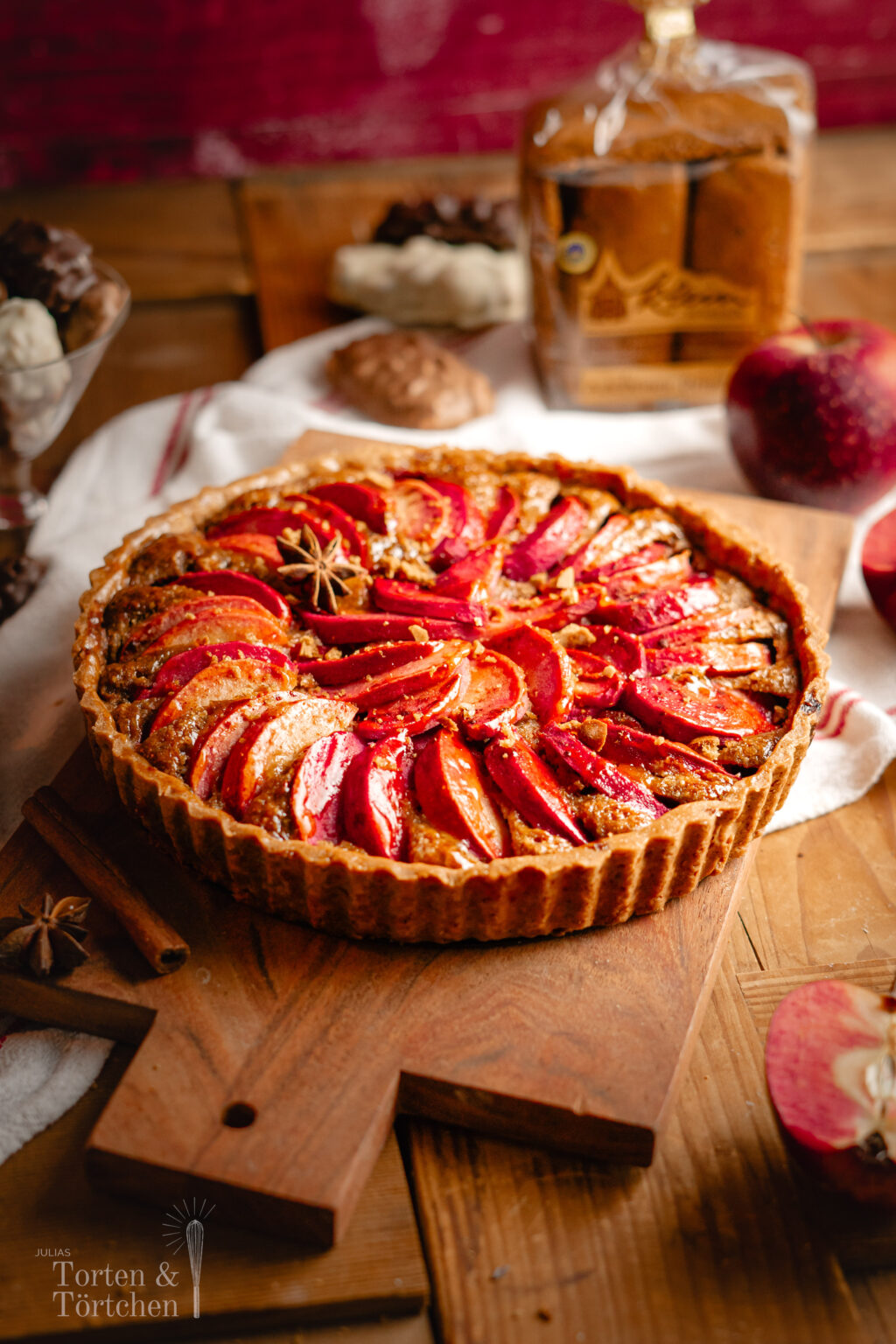 Weihnachtliches Rezept für eine Apfeltarte mit rot-flesichigen Äpfeln und fein würziger Mandel-Printen Creme. Einfach zu backen und ein tolles Rezept für gemütliche Wintermomente.