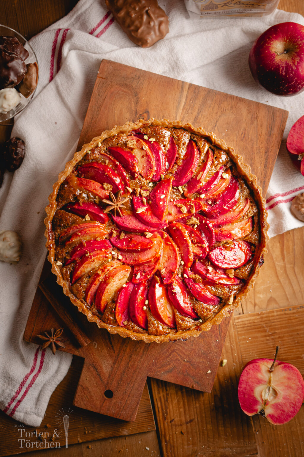 Weihnachtliches Rezept für eine Apfeltarte mit rot-flesichigen Äpfeln und fein würziger Mandel-Printen Creme. Einfach zu backen und ein tolles Rezept für gemütliche Wintermomente.