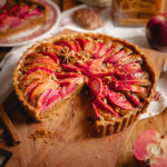 Weihnachtliches Rezept für eine Apfeltarte mit rot-flesichigen Äpfeln und fein würziger Mandel-Printen Creme. Einfach zu backen und ein tolles Rezept für gemütliche Wintermomente.