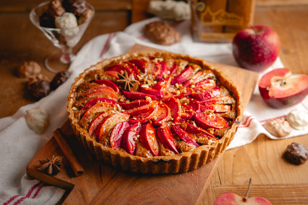 Weihnachtliches Rezept für eine Apfeltarte mit rot-flesichigen Äpfeln und fein würziger Mandel-Printen Creme. Einfach zu backen und ein tolles Rezept für gemütliche Wintermomente.