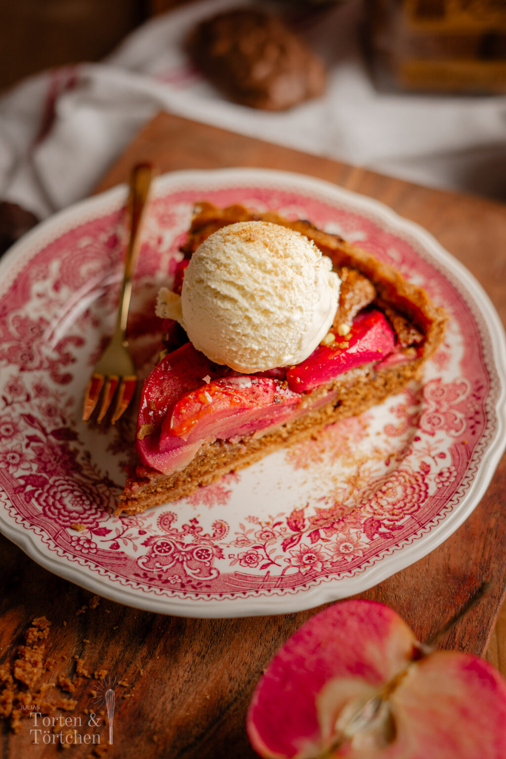 Weihnachtliches Rezept für eine Apfeltarte mit rot-flesichigen Äpfeln und fein würziger Mandel-Printen Creme. Einfach zu backen und ein tolles Rezept für gemütliche Wintermomente.