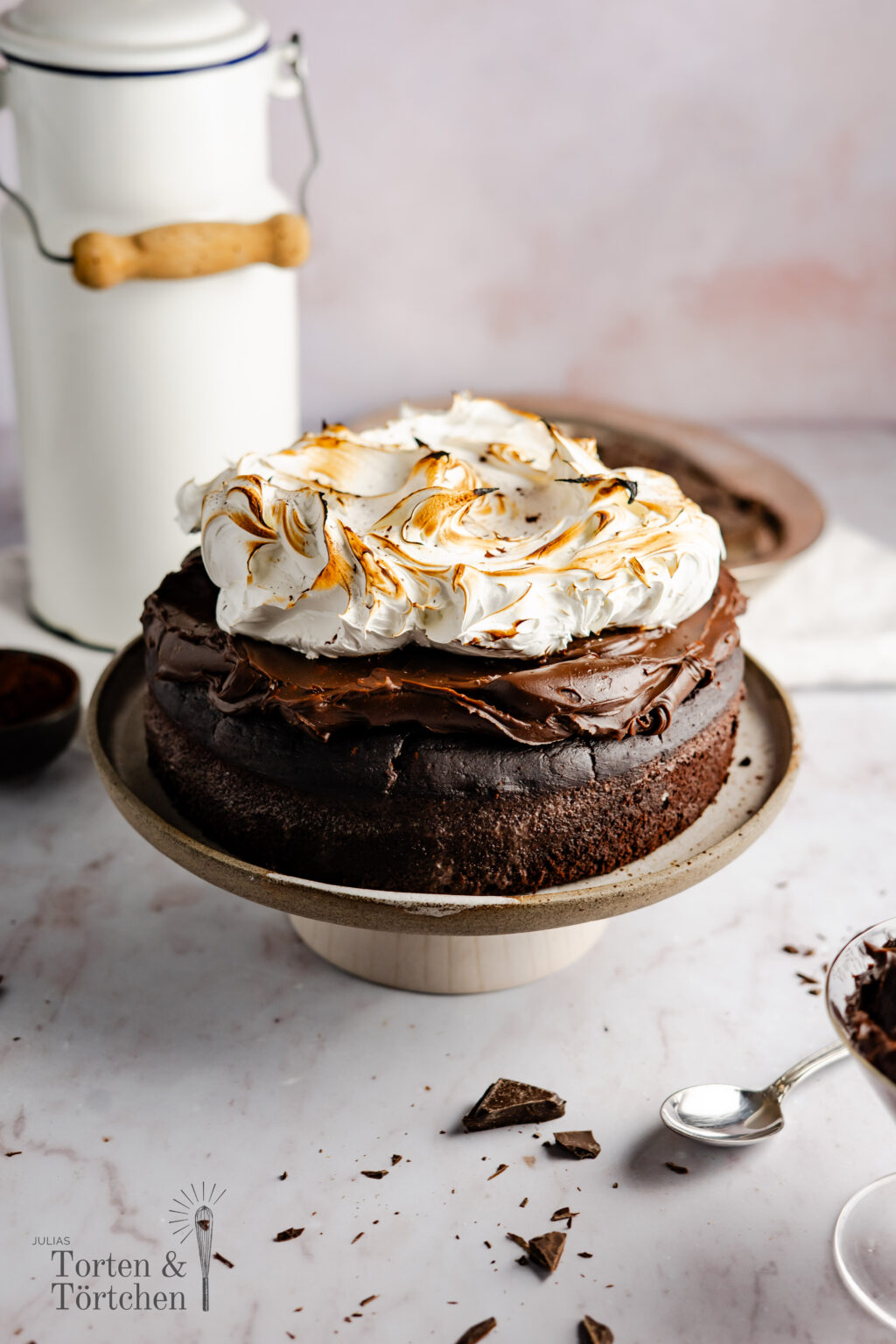 Ein einfaches Rezept für einen super saftigen und fudgy Heiße Schokoladen Kuchen. Der Boden ist wie ein Mix aus Brownie und Schokokuchen, oben drauf kommt eine samtige Schokoladen Ganache, bevor alles von flambiertem Baiser getoppt wird. #Schokoladenkuchen #Heißeschokolade #backen #Ganache #Schokolade #Baiser
