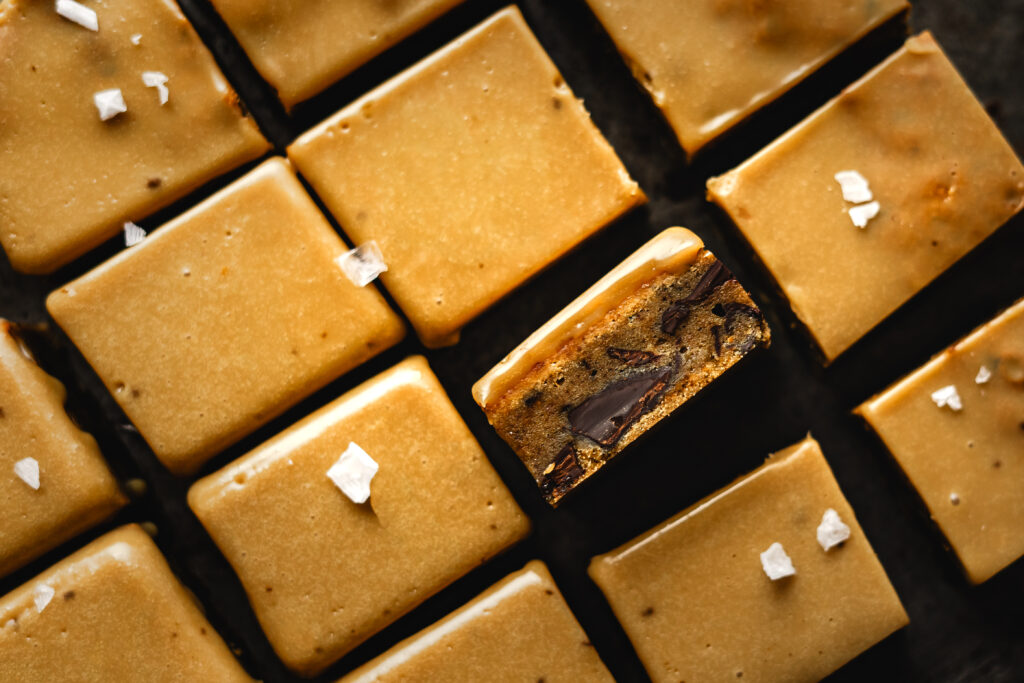 Espresso Brown Butter Blondies mit nussiger brauner Butter, intensiver Zartbitterschokolade und feinem Kaffeearoma. Außen leicht knusprig, innen weich, chewy und fudgy mit karamelligen Noten, genau die perfekte Blondie Konsistenz. Saftig und aromatisch, veredelt mit cremiger Espresso Ganache. #blondies #brownies #espressodessert #backen #kaffee #dessert #schokolade #einfachbacken