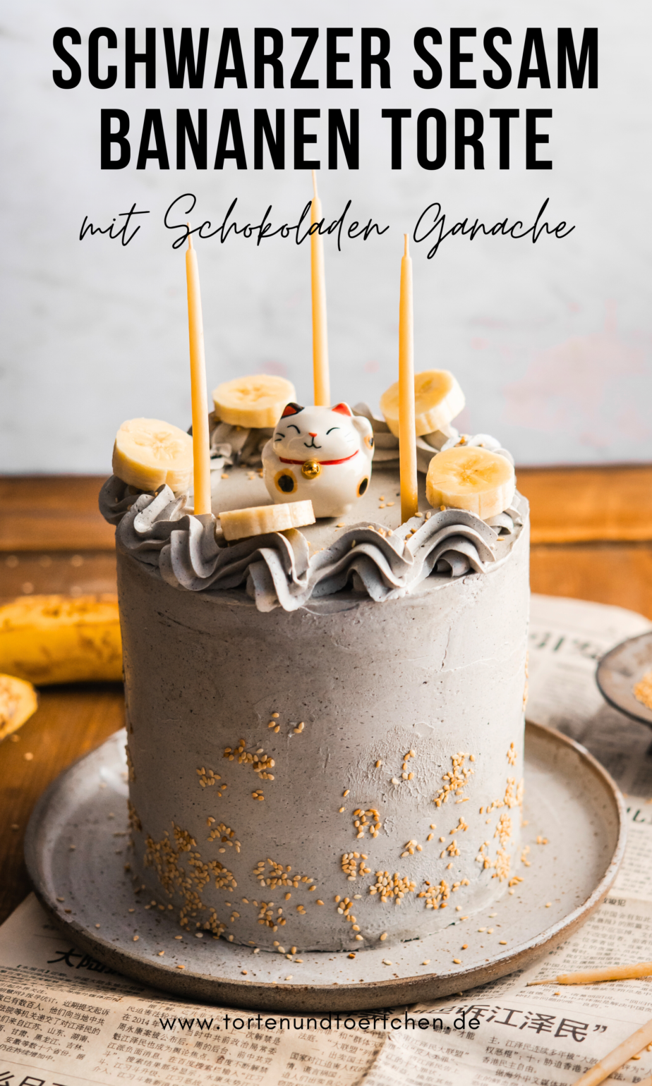 Schwarze Sesam Bananen Torte mit cremiger Mascarponefüllung, Schokoladen Ganache und feiner Sesam Buttercreme. Die Kombination aus nussigem Sesam und süßer Banane sorgt für ein besonderes Tortenrezept, perfekt für besondere Anlässe oder als ausgefallene Geburtstagstorte. #tortenrezept #geburtstagstorte #backen #bananentorte #sesam #dessert #backliebe #tortendeko