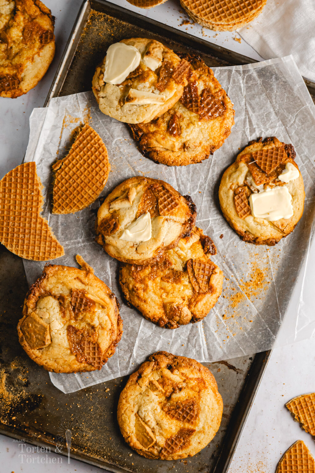 Stroopwaffel Cookies mit weißer Schokolade, außen goldbraun und innen weich. Die Kombination aus karamelligen Stroopwaffeln, cremiger Schokolade und feinem Meersalz macht diese Cookies besonders aromatisch. Ein einfaches Cookie Rezept für besondere Kekse, perfekt zum Kaffee oder als süßes Dessert. #cookies #cookierezept #stroopwaffel #backen #kekse #dessert #backliebe #einfachbacken