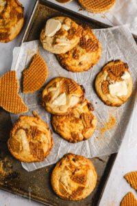 Stroopwaffel Cookies mit weißer Schokolade, außen goldbraun und innen weich. Die Kombination aus karamelligen Stroopwaffeln, cremiger Schokolade und feinem Meersalz macht diese Cookies besonders aromatisch. Ein einfaches Cookie Rezept für besondere Kekse, perfekt zum Kaffee oder als süßes Dessert. #cookies #cookierezept #stroopwaffel #backen #kekse #dessert #backliebe #einfachbacken