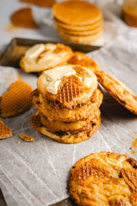 Stroopwaffel Cookies mit weißer Schokolade, außen goldbraun und innen weich. Die Kombination aus karamelligen Stroopwaffeln, cremiger Schokolade und feinem Meersalz macht diese Cookies besonders aromatisch. Ein einfaches Cookie Rezept für besondere Kekse, perfekt zum Kaffee oder als süßes Dessert. #cookies #cookierezept #stroopwaffel #backen #kekse #dessert #backliebe #einfachbacken