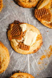 Stroopwaffel Cookies mit weißer Schokolade, außen goldbraun und innen weich. Die Kombination aus karamelligen Stroopwaffeln, cremiger Schokolade und feinem Meersalz macht diese Cookies besonders aromatisch. Ein einfaches Cookie Rezept für besondere Kekse, perfekt zum Kaffee oder als süßes Dessert. #cookies #cookierezept #stroopwaffel #backen #kekse #dessert #backliebe #einfachbacken