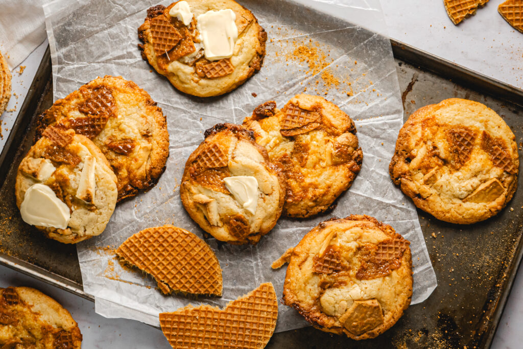Stroopwaffel Cookies mit weißer Schokolade, außen goldbraun und innen weich. Die Kombination aus karamelligen Stroopwaffeln, cremiger Schokolade und feinem Meersalz macht diese Cookies besonders aromatisch. Ein einfaches Cookie Rezept für besondere Kekse, perfekt zum Kaffee oder als süßes Dessert. #cookies #cookierezept #stroopwaffel #backen #kekse #dessert #backliebe #einfachbacken